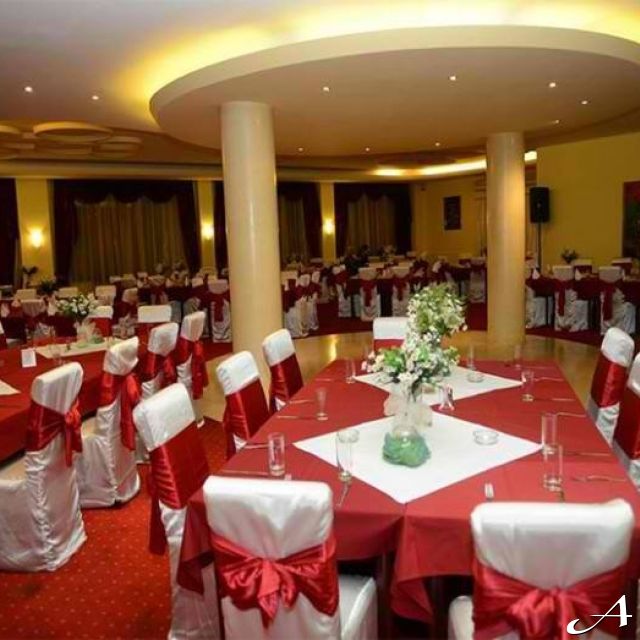 Restoran Taš - svečano dekorisane stolice