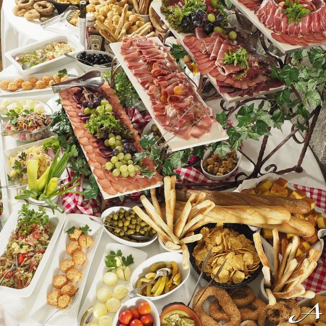 restoran Topčiderac - bogat sto sa hranom