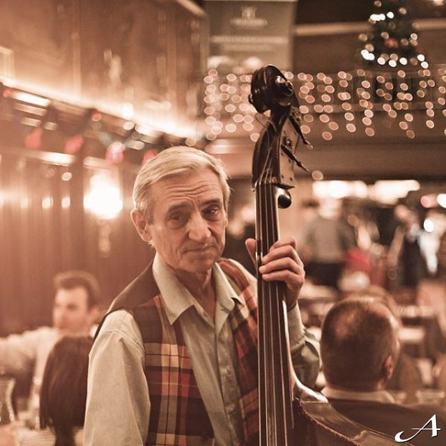 Nova godina - muzičar sa kontrabasom