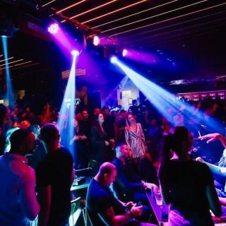 Doček Nove godine - ljudi slave u kafani