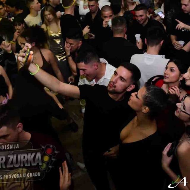 Semafor žurka - ljudi prave selfi