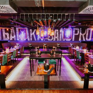 Klub restoran Baraka - prazne stolice i stolovi