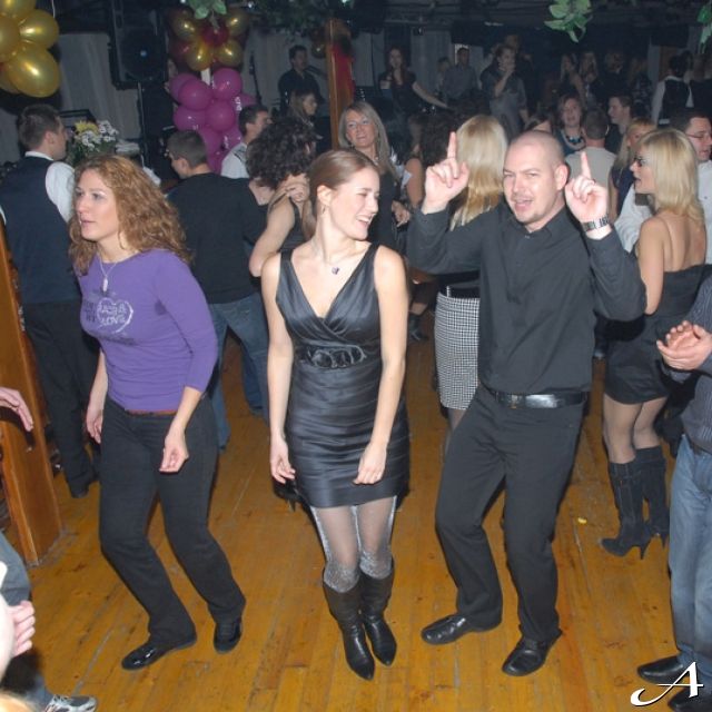 Doček Nove godine - ljudi igraju
