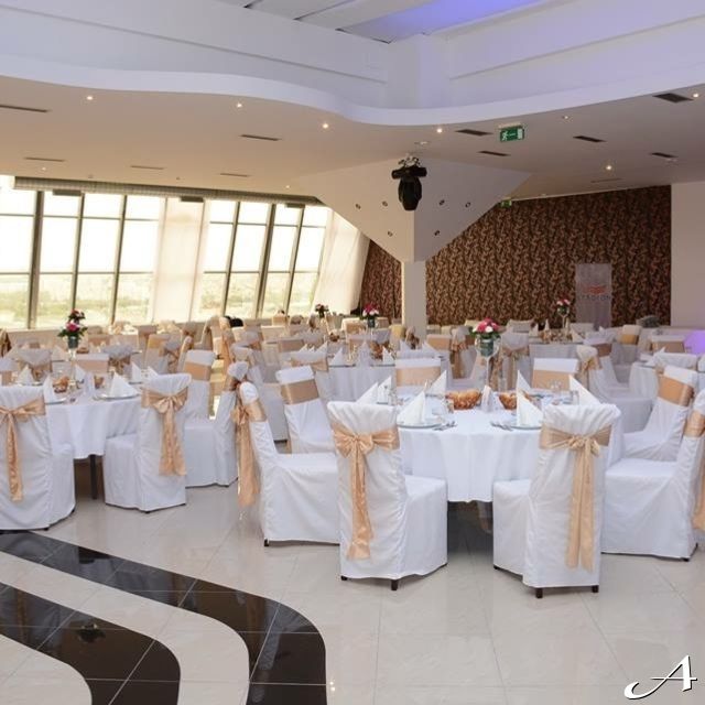 Restoran Stadion Hall - prazni stolovi i stolice