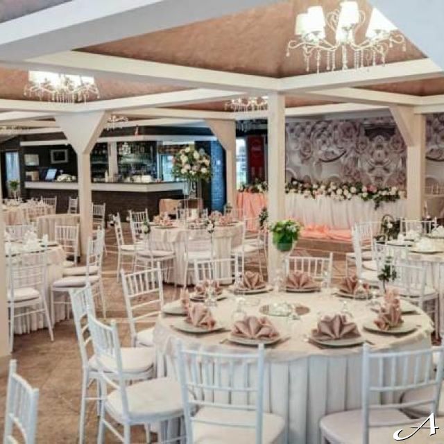 Restoran Princ - prazni stolovi i stolice