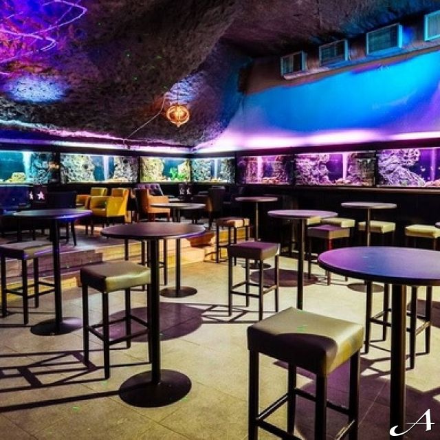 Klub Aloha - prazan enterijer sa stolovima