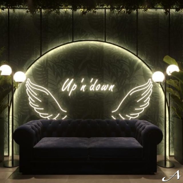 Klub Up ’n’ down - osvetljeni znak i sofa