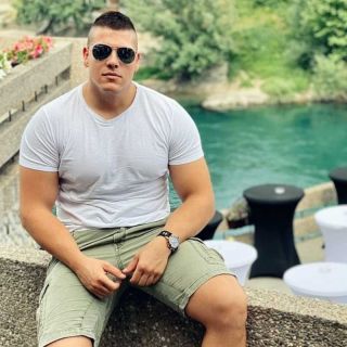 Doček Nove godine - muškarac sedi