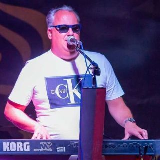 Doček Nove godine - pevač na klavijaturi