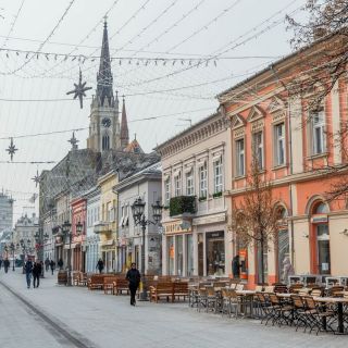 Novogodišnji doček - prazna ulica i kafići