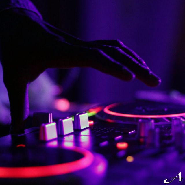 Doček Nove godine - DJ pult i ruka
