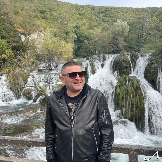 Doček Nove godine - muškarac pored vodopada