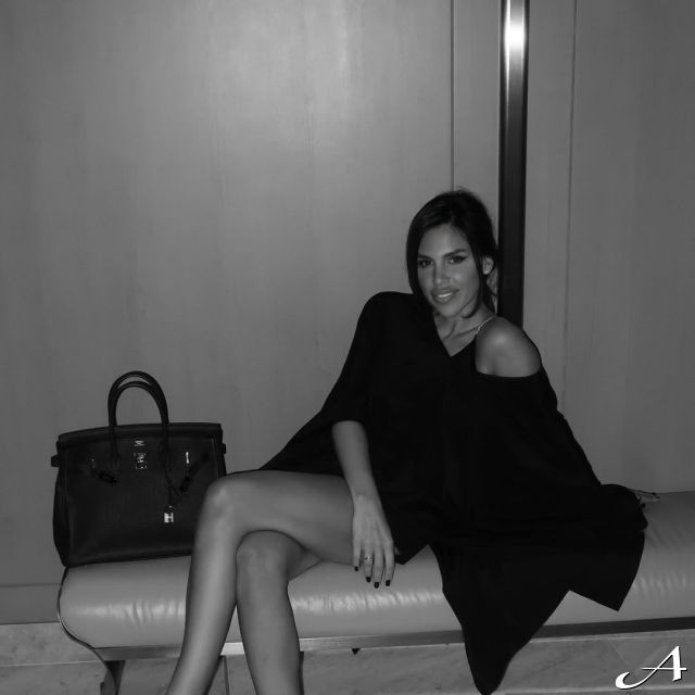 Doček Nove godine - žena sedi elegantno