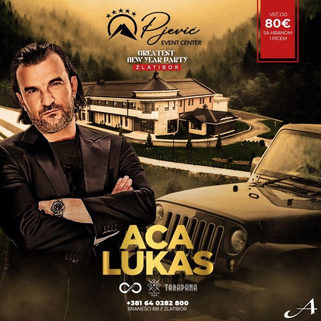 Doček Nove godine - pevač ispred kuće