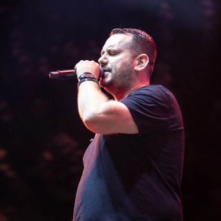 Doček Nove godine - pevač na sceni