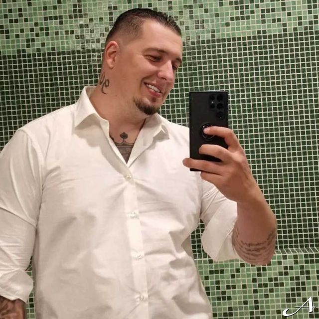 Pevač - selfi u ogledalu