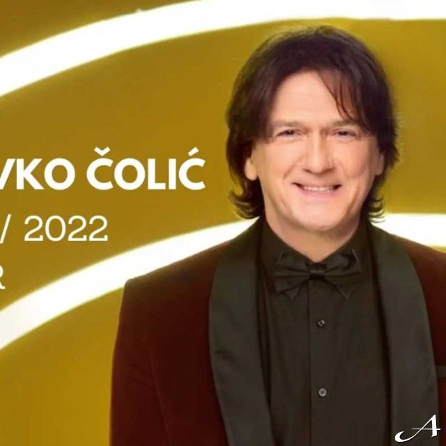 Doček Nove godine - pevač nasmejan