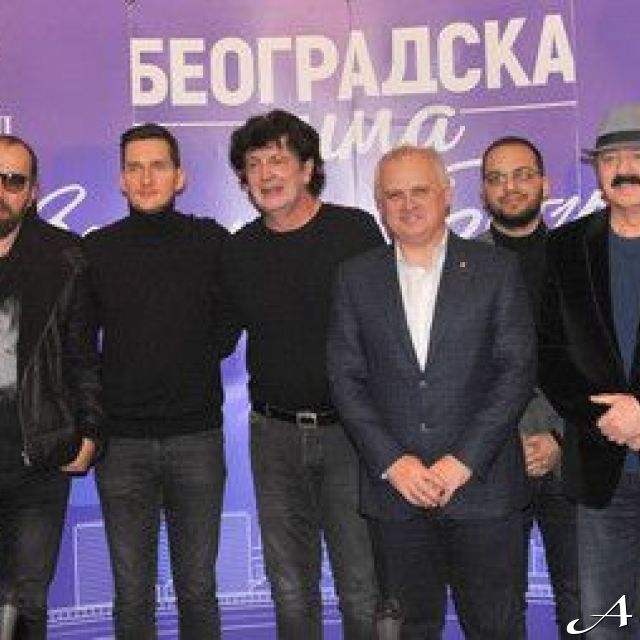 Doček Nove godine - grupa ljudi zajedno
