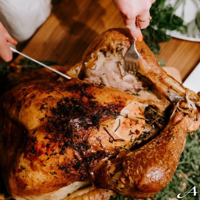 Tradicionalna trpeza - pečena ćurka seče