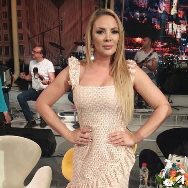 Doček Nove godine - žena u haljini
