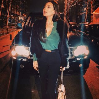 Doček Nove godine - žena ispred auta
