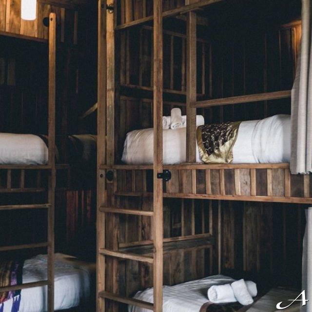 Doček Nove godine - drvene krevete u hostelu