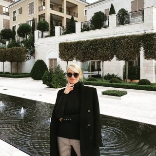 Doček Nove godine - žena pored bazena