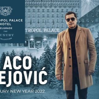 Doček Nove godine - pevač u kaputu
