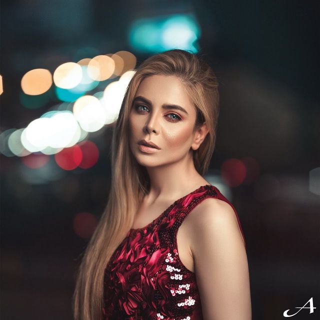 Moda za doček - žena u crvenoj haljini