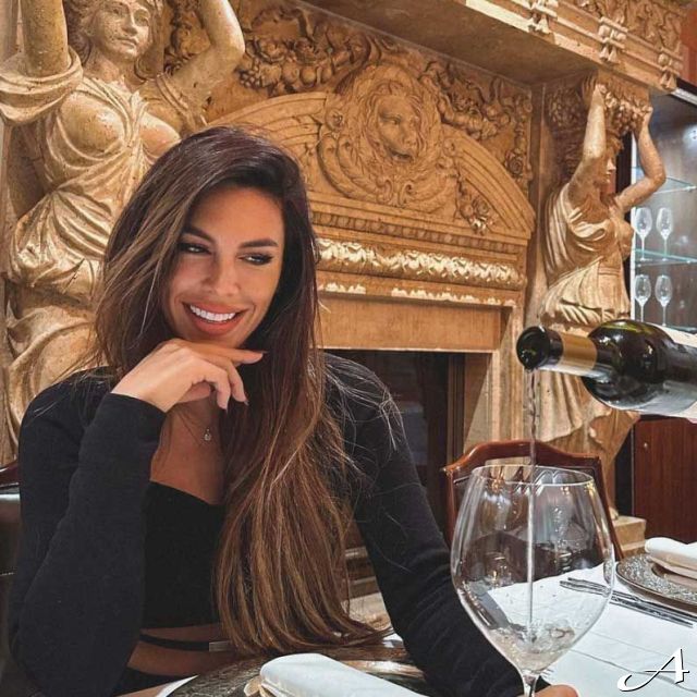 Doček Nove godine - žena za stolom