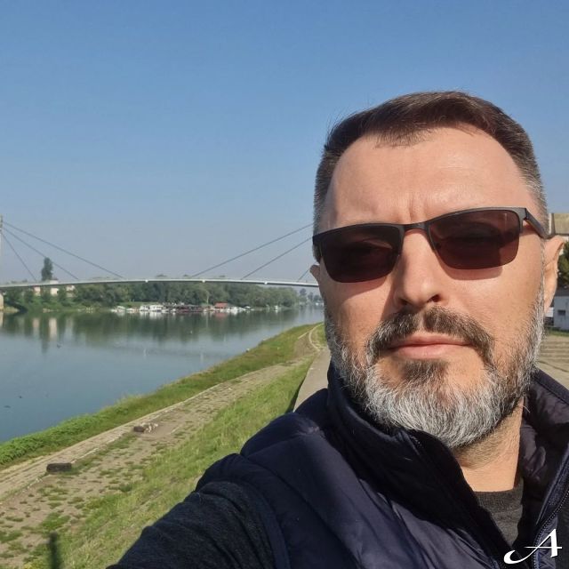 Doček Nove godine - muškarac na reci