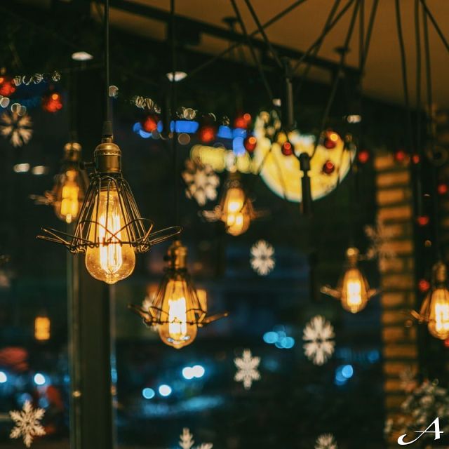 Novogodišnji praznici - svetleće lampe i ukrasi