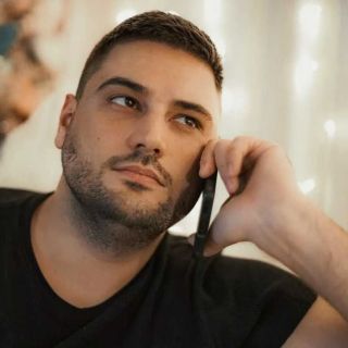 Pevač - muškarac razgovara telefonom