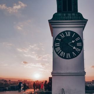 Trg Slobode - sat na kuli u sumrak