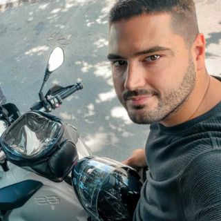 Doček Nove godine - muškarac sa motorom