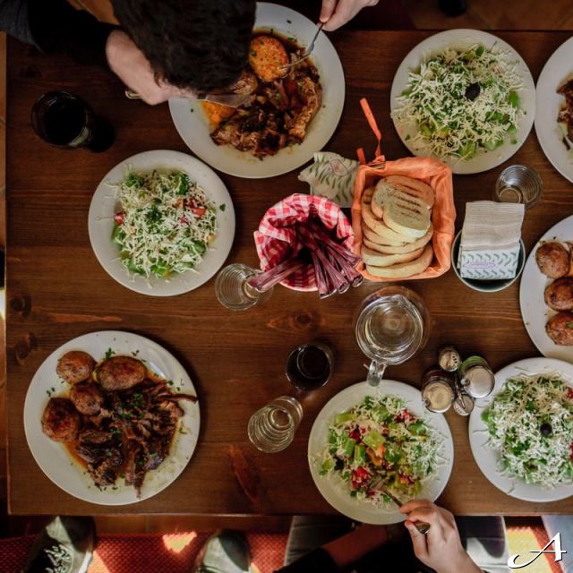 Tradicionalna trpeza - stol sa hranom