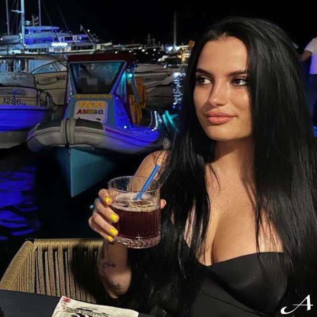 Doček Nove godine - žena sa pićem