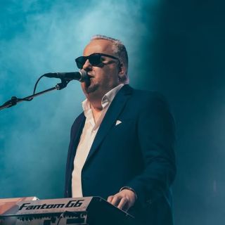 Doček Nove godine - pevač na bini