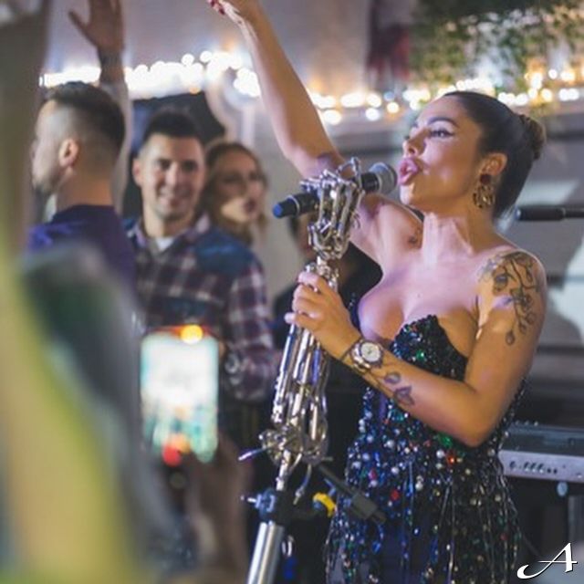 Doček Nove godine - pevačica na bini