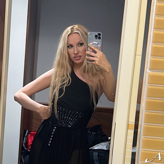 Pevačica - selfi u ogledalu