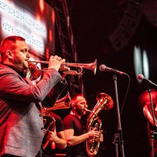 Doček Nove godine - muzičari s trubama