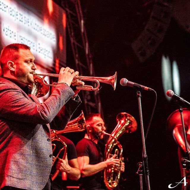 Doček Nove godine - muzičari s trubama