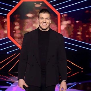 Doček Nove godine - pevač na sceni
