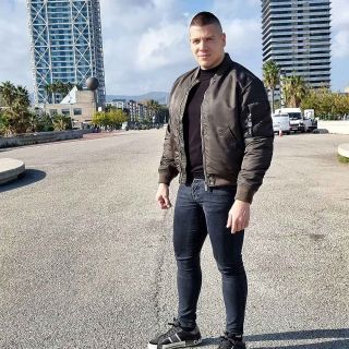 Doček Nove godine - muškarac stoji napolju