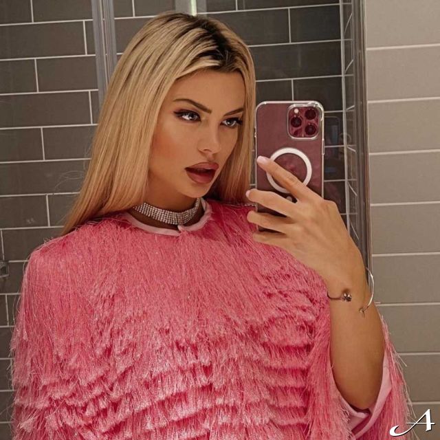 Doček Nove godine - žena u roze haljini