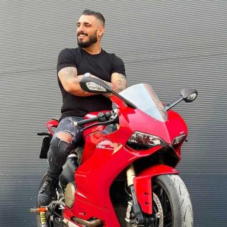 Doček Nove godine - muškarac na motoru